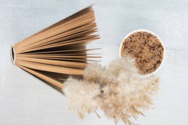 Kahve fincanı, kitap ve bitki gri masada. Yüksek kalite fotoğraf