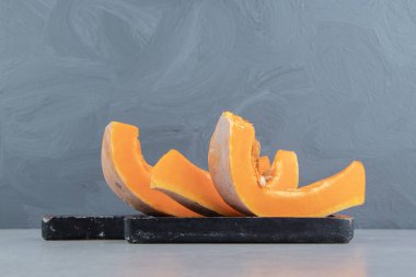 Tahtada pişmemiş balkabağı, mermer arka planda. Yüksek kalite fotoğraf