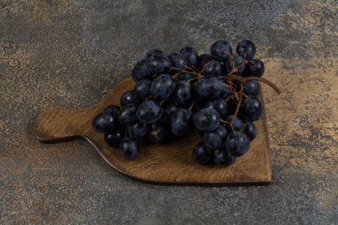 Tahtada taze siyah üzümler. Yüksek kalite fotoğraf