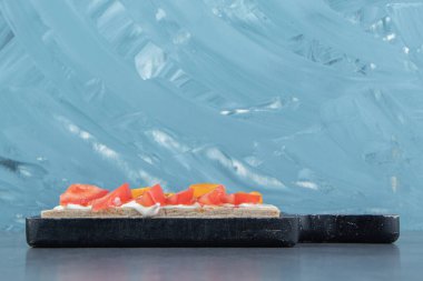 Tahtada domatesli çıtır tost. Yüksek kalite fotoğraf