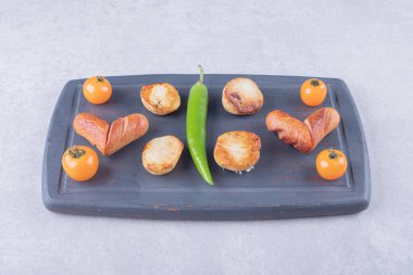 Kara tahtada kızarmış sosis ve patates. Yüksek kalite fotoğraf