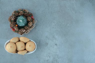 Kurabiye kasesi ağaç heykelciğinin yanında ve mermer arka planda bir çelenk. Yüksek kalite fotoğraf