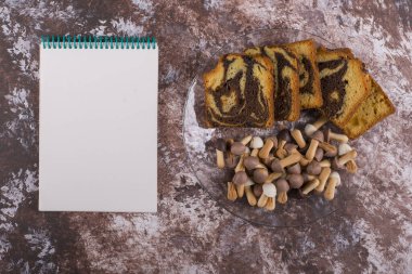 Fırın ve kurabiyeler mermer arka planda izole edilmiş.