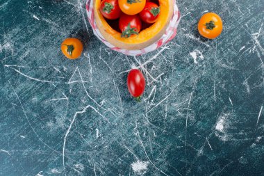 Sarı ve kırmızı domatesler mavi arka planda izole edilmiş. Yüksek kalite fotoğraf