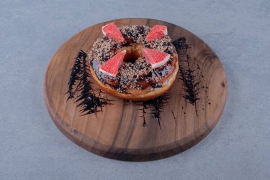 Tahta üzerinde greyfurt dilimleri olan taze çörek. Yüksek kalite fotoğraf