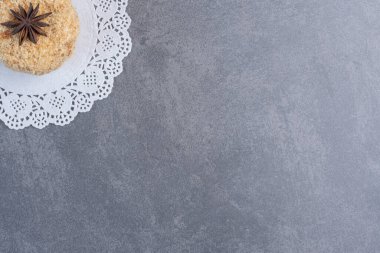 Ev yapımı kek, mermer yüzeyde karanfille süslenmiş. Yüksek kalite fotoğraf