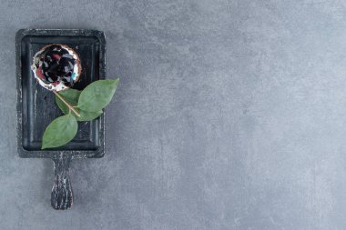 Koyu tahta tahta ve çikolatalı kek. Yüksek kalite fotoğraf