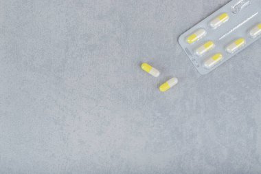 Gri arka planda haplar olan bir kabarcık. Yüksek kalite fotoğraf