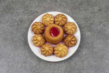 Beyaz tabakta lezzetli bisküviler. Yüksek kalite fotoğraf