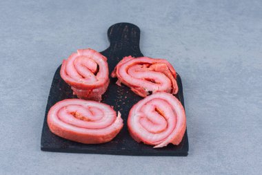 Siyah kesme tahtasının üzerinde kızarmış taze pastırmalar. Yüksek kalite fotoğraf