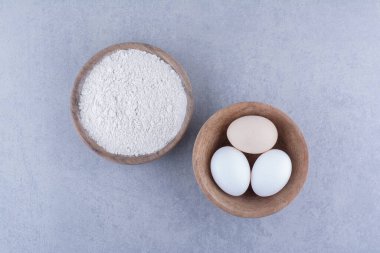 Yumurta ve un kaseleri mermer arka planda. Yüksek kalite fotoğraf