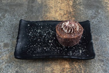 Kakao tozlu bir çikolatalı pasta. Yüksek kalite fotoğraf