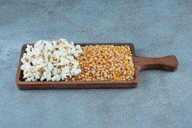 Tahta bir tabakta mısır tohumu ve köpek yavruları. Yüksek kalite fotoğraf