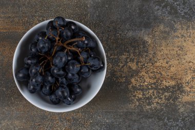 Beyaz kasede taze siyah üzüm. Yüksek kalite fotoğraf