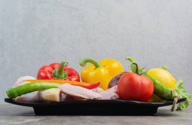 Siyah tabakta çiğ tavuk ve sebze. Yüksek kalite fotoğraf