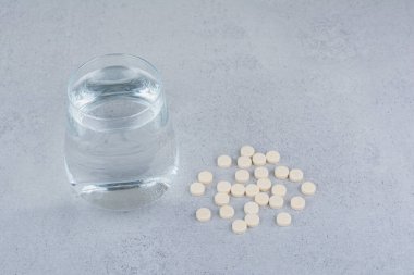 İlaç hapları ve bir bardak su. Yüksek kalite fotoğraf