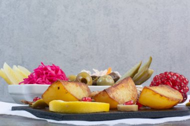 Lezzetli balık, tuzlu sebze ve kızarmış patates. Yüksek kalite fotoğraf