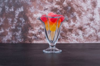 Koyu arkaplanda izole edilmiş renkli denizanaları