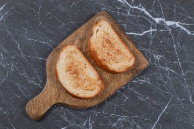 Mermer zemin üzerinde nefis kızarmış ekmek var. Yüksek kalite fotoğraf