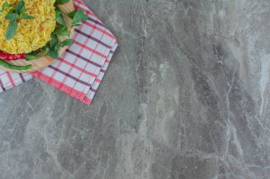 Katlanmış havlunun üzerinde, biber, nane yaprağı, dilimlenmiş havuç ve mermer arka planda pancar ile süslenmiş bir porsiyon pilav. Yüksek kalite fotoğraf