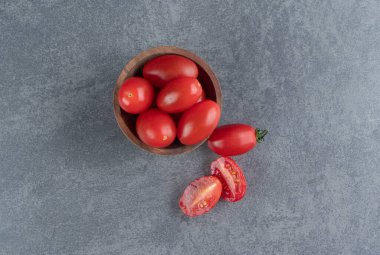 Masa arkasında taze kırmızı domatesler