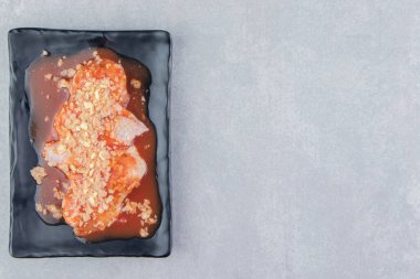 Lezzetli ketçap ve et, tahtada, beyaz arka planda. Yüksek kalite fotoğraf