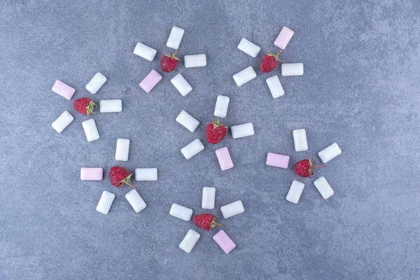 Frambozen Kauwgom Tabletten Decoratieve Bloemige Arrangementen Marmeren Achtergrond Hoge Kwaliteit — Stockfoto