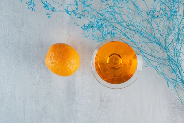 Zumo Naranja Con Naranja Entera Sobre Fondo Blanco Foto Alta — Foto de Stock