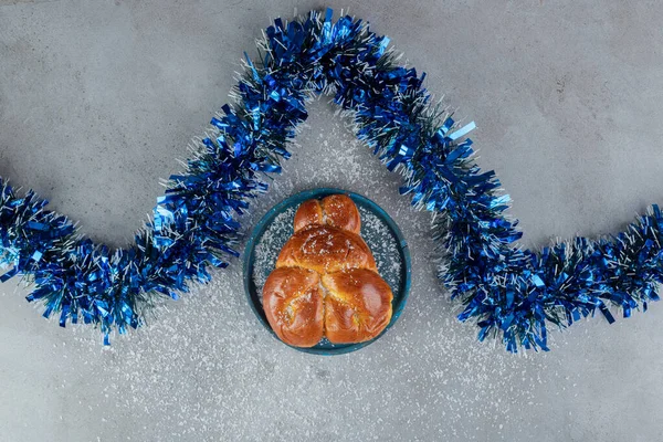 Μπλε Γιρλάντα Ζιγκ Ζαγκ Δίπλα Γλυκό Ψωμάκι Μαρμάρινο Φόντο Υψηλής — Φωτογραφία Αρχείου