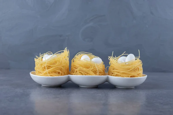 Noodle Nesten Met Witte Snoepjes Kommen Hoge Kwaliteit Foto — Stockfoto