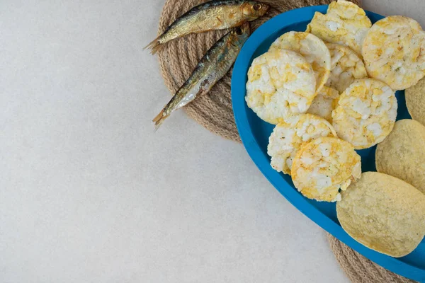 Knapperige Snacks Blauwe Plaat Met Droge Vis Hoge Kwaliteit Foto — Stockfoto