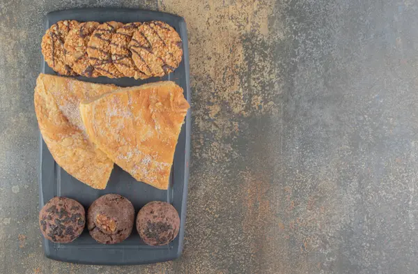 Trozos Pan Plano Escamoso Galletas Una Tabla Sobre Fondo Madera —  Fotos de Stock