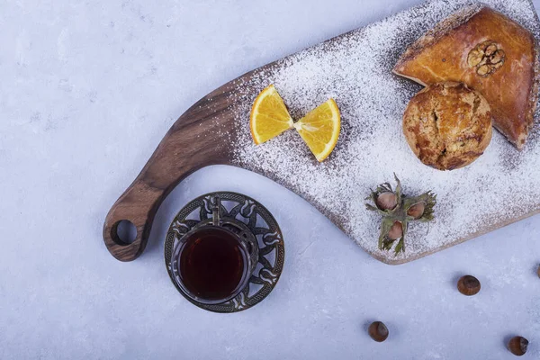 Kaukasische Kete Met Suikerpoeder Geserveerd Met Een Glas Thee Hoge — Stockfoto