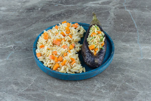 Arroz Vegetariano Berenjena Plato Sobre Fondo Mármol Foto Alta Calidad — Foto de Stock