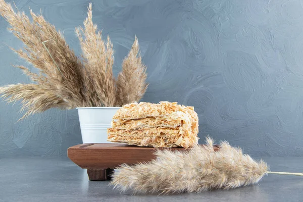 Delicioso Pedazo Pastel Napoleón Con Trigo Una Tabla Madera Foto —  Fotos de Stock