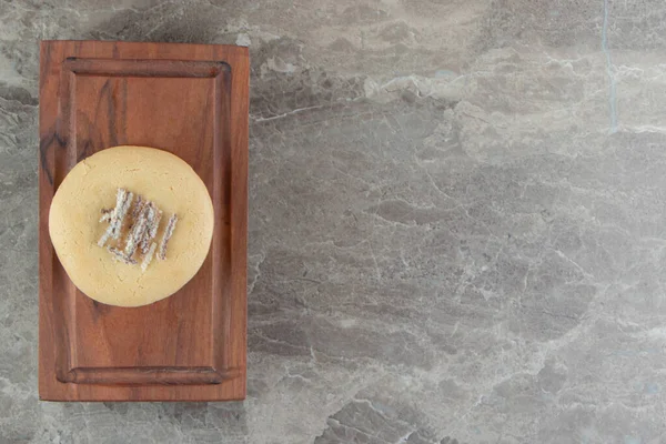 Heerlijke Taart Met Witte Chocolade Glazuur Houten Bord Hoge Kwaliteit — Stockfoto