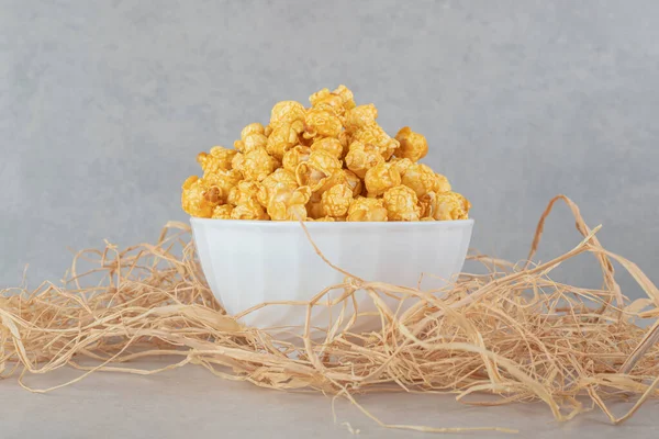 Small Bowl Nested Pile Straws Filled Caramel Coated Popcorn Marble — Stock Photo, Image