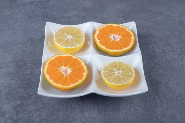 Крупним Планом Фото Свіжих Апельсинових Лимонних Скибочок Білій Тарілці Високоякісна — стокове фото
