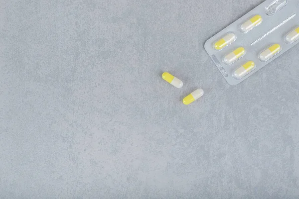 Gri arka planda haplar olan bir kabarcık. Yüksek kalite fotoğraf