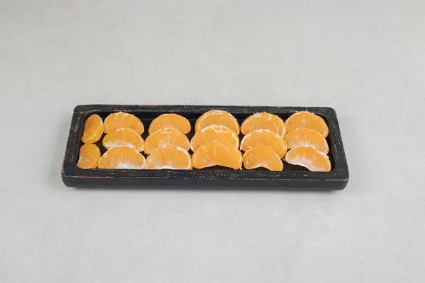 Saftiga Mandarin Segment Svart Platta Högkvalitativt Foto — Stockfoto