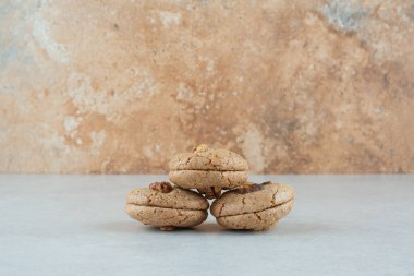 Beyaz arka planda cevizli üç tatlı yuvarlak kurabiye. Yüksek kalite fotoğraf