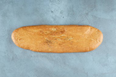 Mermer zemin üzerinde lezzetli bir somun ekmek. Yüksek kalite fotoğraf