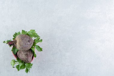 Mermer zemin üzerinde ağzına kadar turp dolu. Yüksek kalite fotoğraf