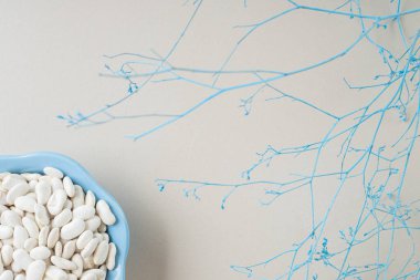 Beton arka planda yemek tepsilerindeki beyaz fasulyeler. Yüksek kalite fotoğraf