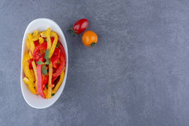 Mavi arka planda kiraz domatesli renkli dolmalık biber salatası. Yüksek kalite fotoğraf