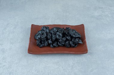 Tahta bir tepside kuru siyah kirazlar. Yüksek kalite fotoğraf