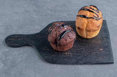 Koyu tahta tahta ve iki tatlı kek. Yüksek kalite fotoğraf