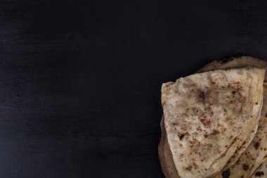 Masa arkasında ev yapımı ekmek (pita, lavaş ekmeği)