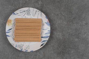 Renkli tabakta bir sürü bisküvi. Yüksek kalite fotoğraf