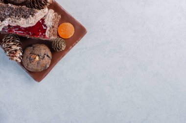 Kurabiye, kozalak, marmelat ve mermer zemin üzerinde bir dilim kek. Yüksek kalite fotoğraf